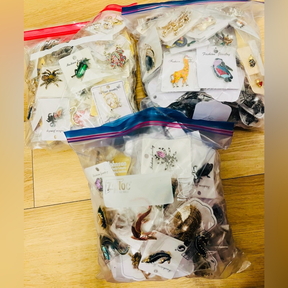 Bulk Wholesale Lot of 300 Pieces Mixed Brooches & Pins – Various Styles, Metals